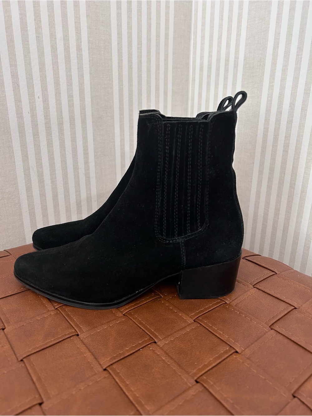 Banana Republic Chelsea Pull On Ankle Boots Black Suede Women's Size 7 - Picture 2 of 10